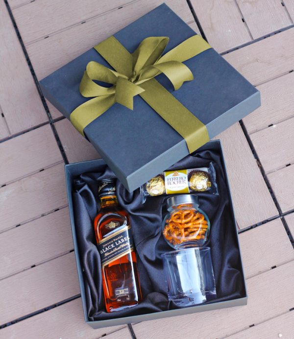 caja de regalo con whisky