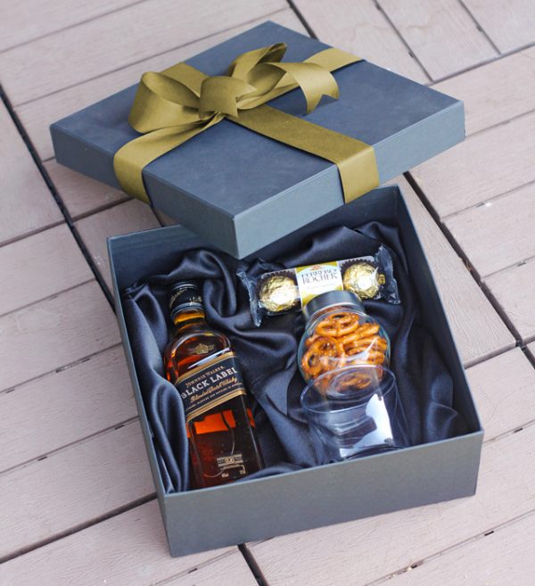 caja de regalo con whisky